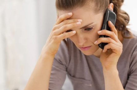 Женщина разговаривает по телефону с врачом